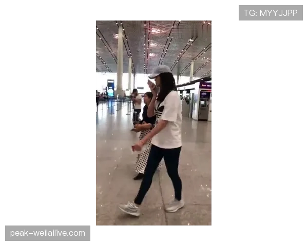 李冰洁比赛后直接换拖鞋，这架势比谁都随性啊，真不像冰上的姑娘了